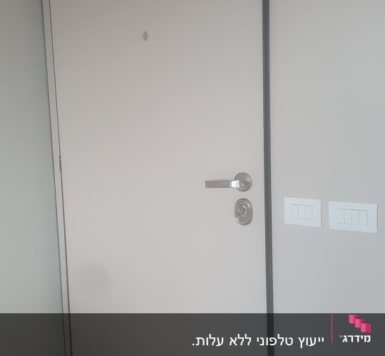 דלת עם ידית ומנעול כסופים
